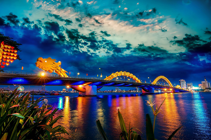 Cầu Rồng là một trong những cây cầu mang thiết kế độc đáo nhất Việt Nam mô phỏng hình ảnh con Rồng uốn lượn rất đẹp mắt