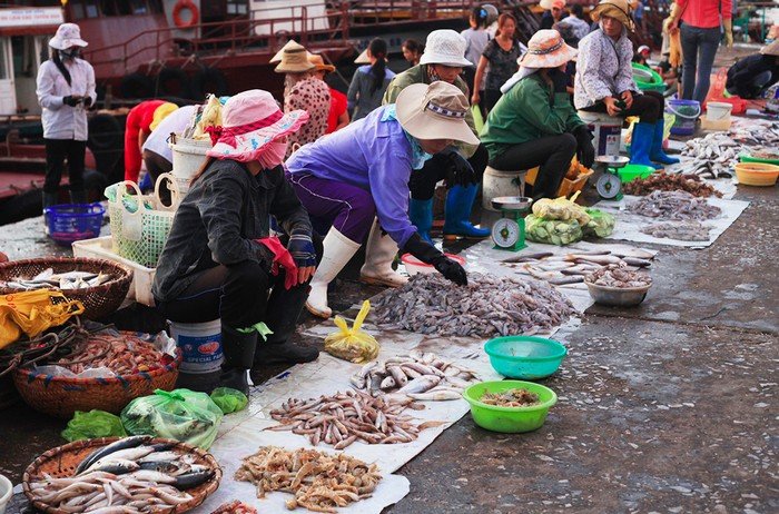 Chợ trung tâm Quan Lạn là nơi tập trung và phân phối nguồn hải sản tươi sống cho người dân trên đảo hoặc khách du lịch